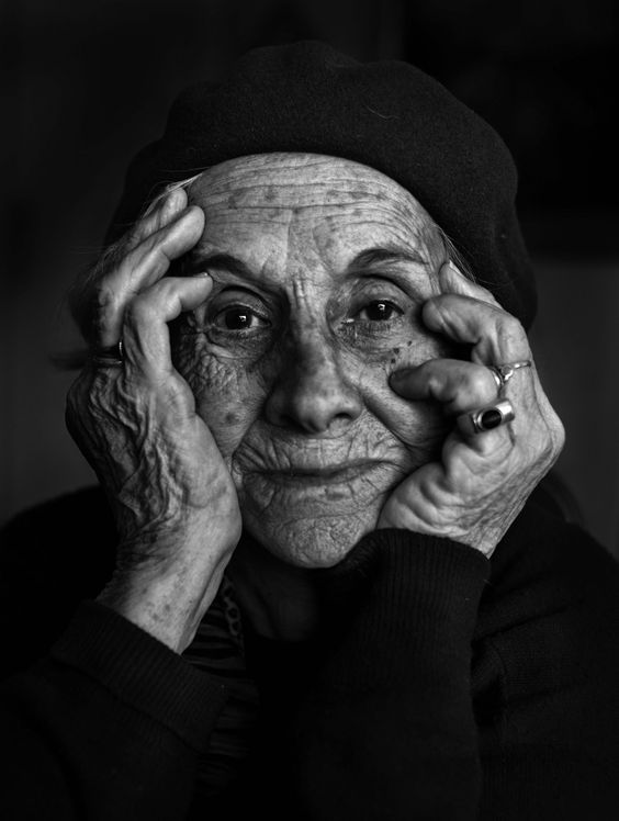 Portrait d’une dame senior pensant et observant avec attention