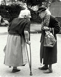 Deux seniors en pleine discussion, partageant leurs savoirs pour créer des remèdes naturels