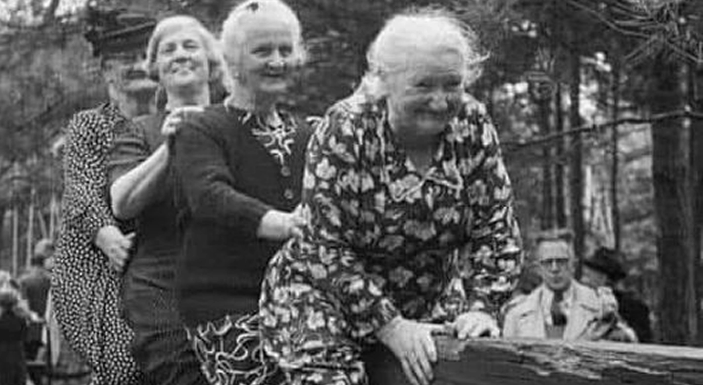 Seniors partageant un moment convivial autour de jeux traditionnels